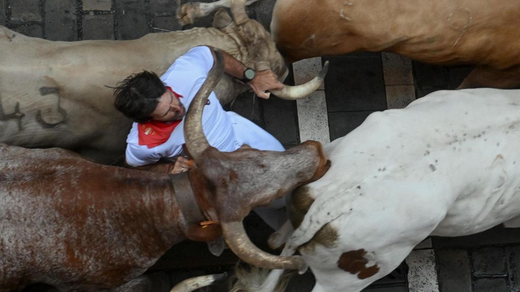 Vídeo del tercer encierro de San Fermín: un herido por asta y múltiples caídas en una carrera muy rápida