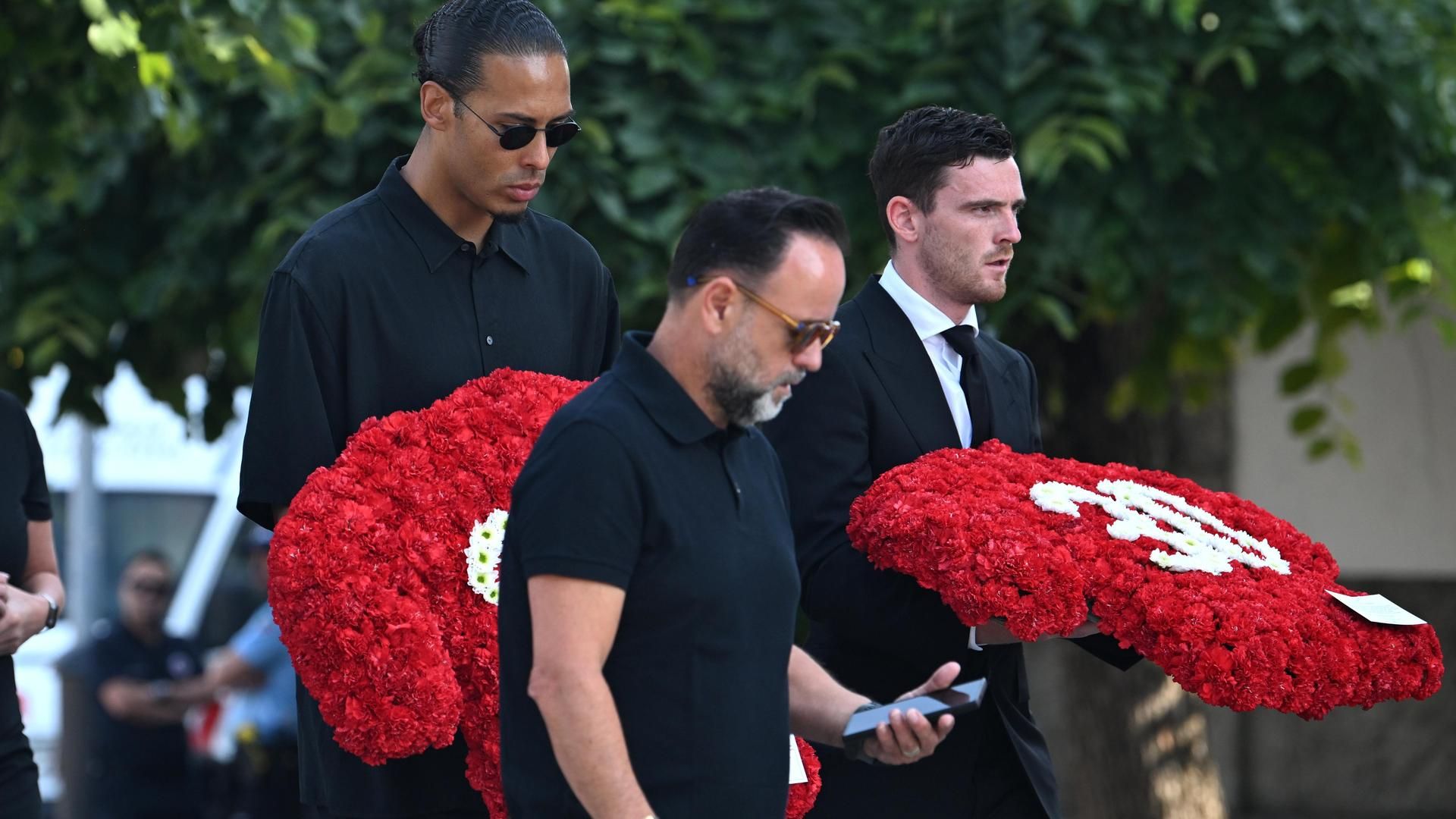 Virgil Van Dijk y Andy Robertson, en el funeral de Diogo Jota en Gondomar, Portugal