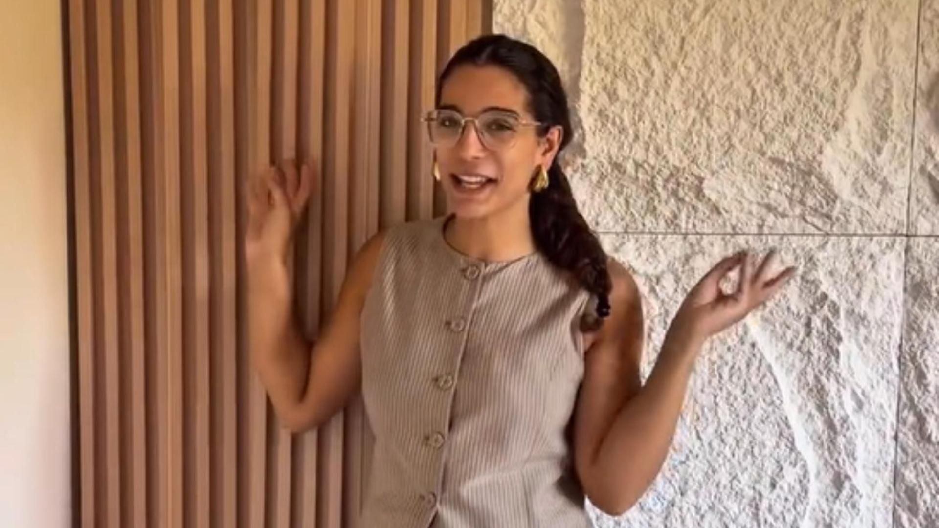 Alma Bollo mostrando los paneles decorativos de su casa