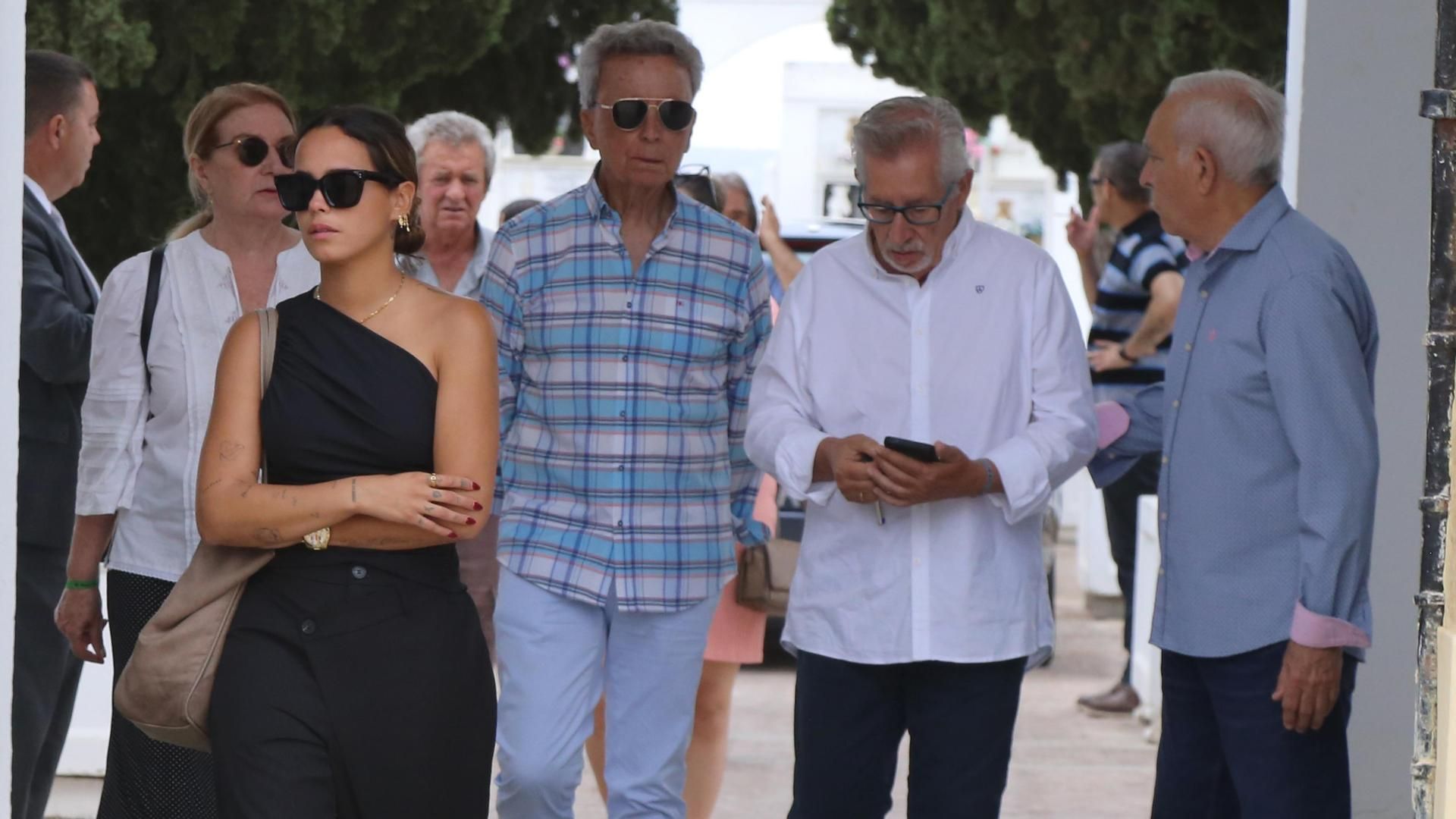 Amigos y familiares en el cementerio de Michu