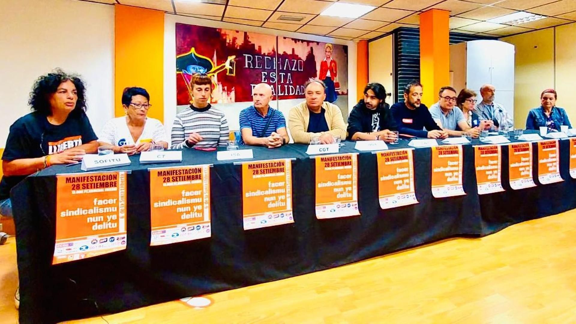 Archivo - Representantes de los sindicatos convocantes de la manifestación en apoyo a 'Las 6 de La Suiza' el sábado 28 de septiembre de 2024. (Archivo)