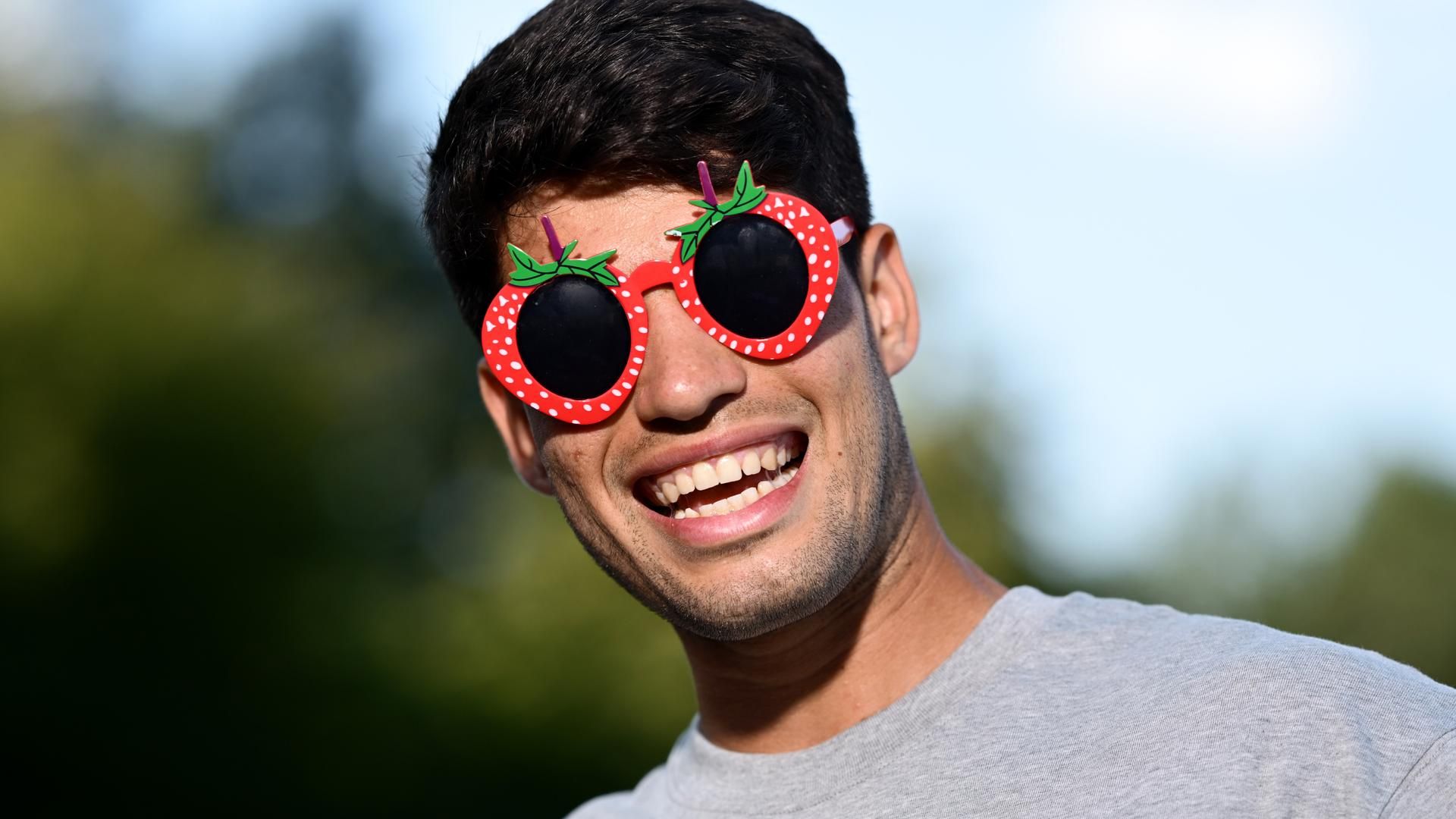 Carlos Alcaraz, con unas gafas de fresas en Wimbledon