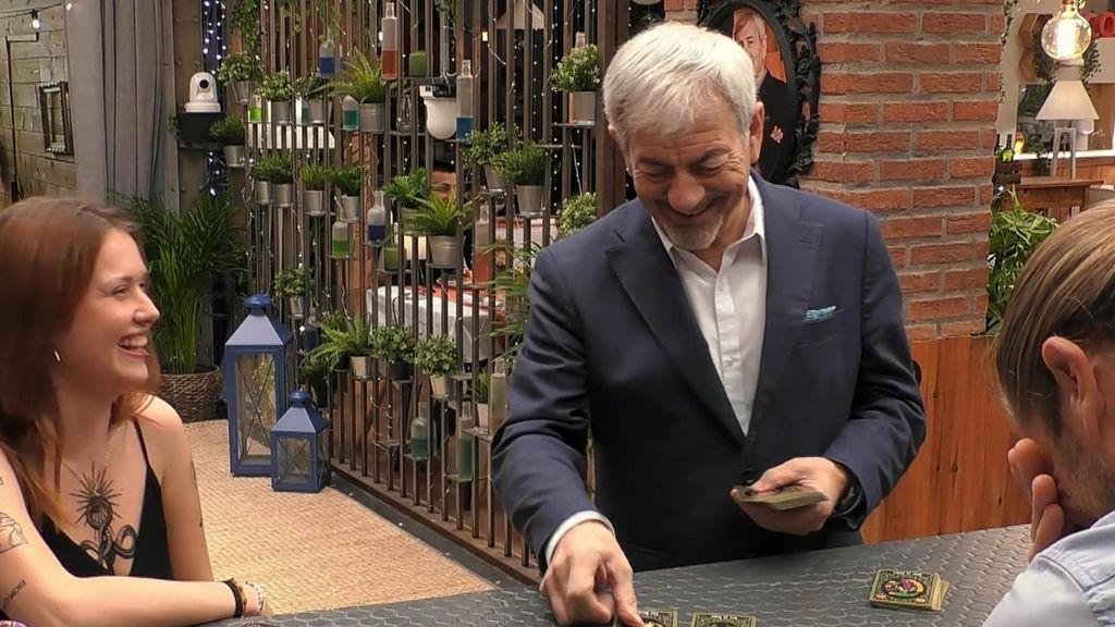 Carlos Sobera aprende a tirar las cartas del tarot en 'First Dates': ''Te quejarás''