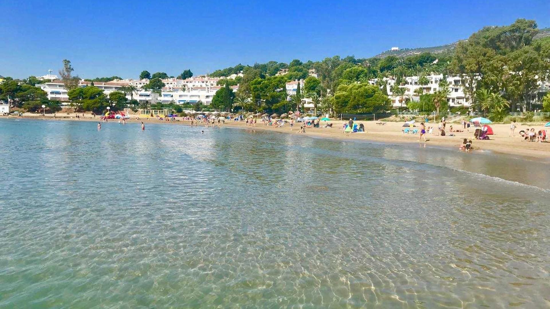 Cierran el baño en la playa de Las Fuentes de Alcossebre por contaminación de las aguas