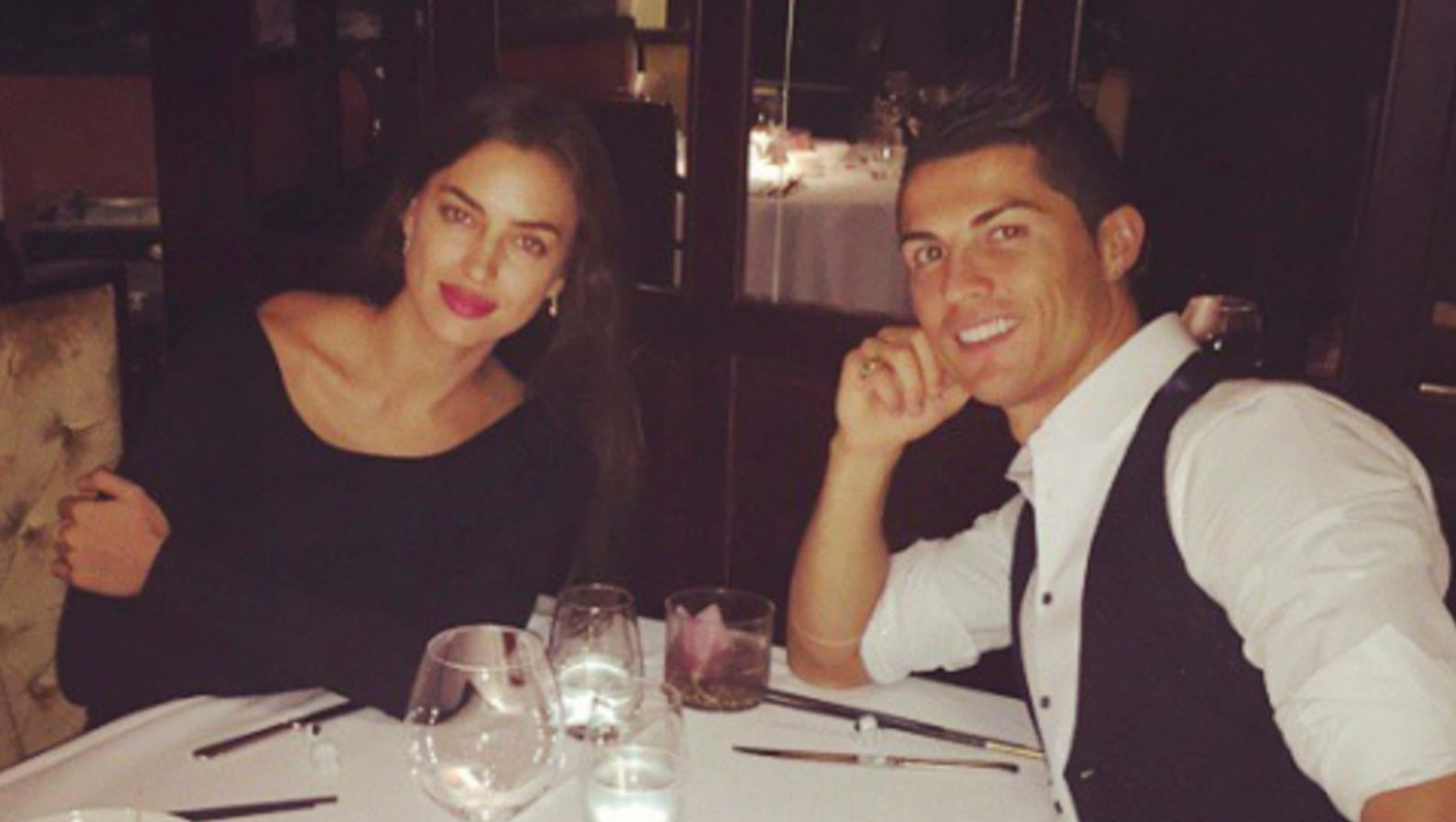Cristiano Ronaldo e Irina Shayk durante una cena