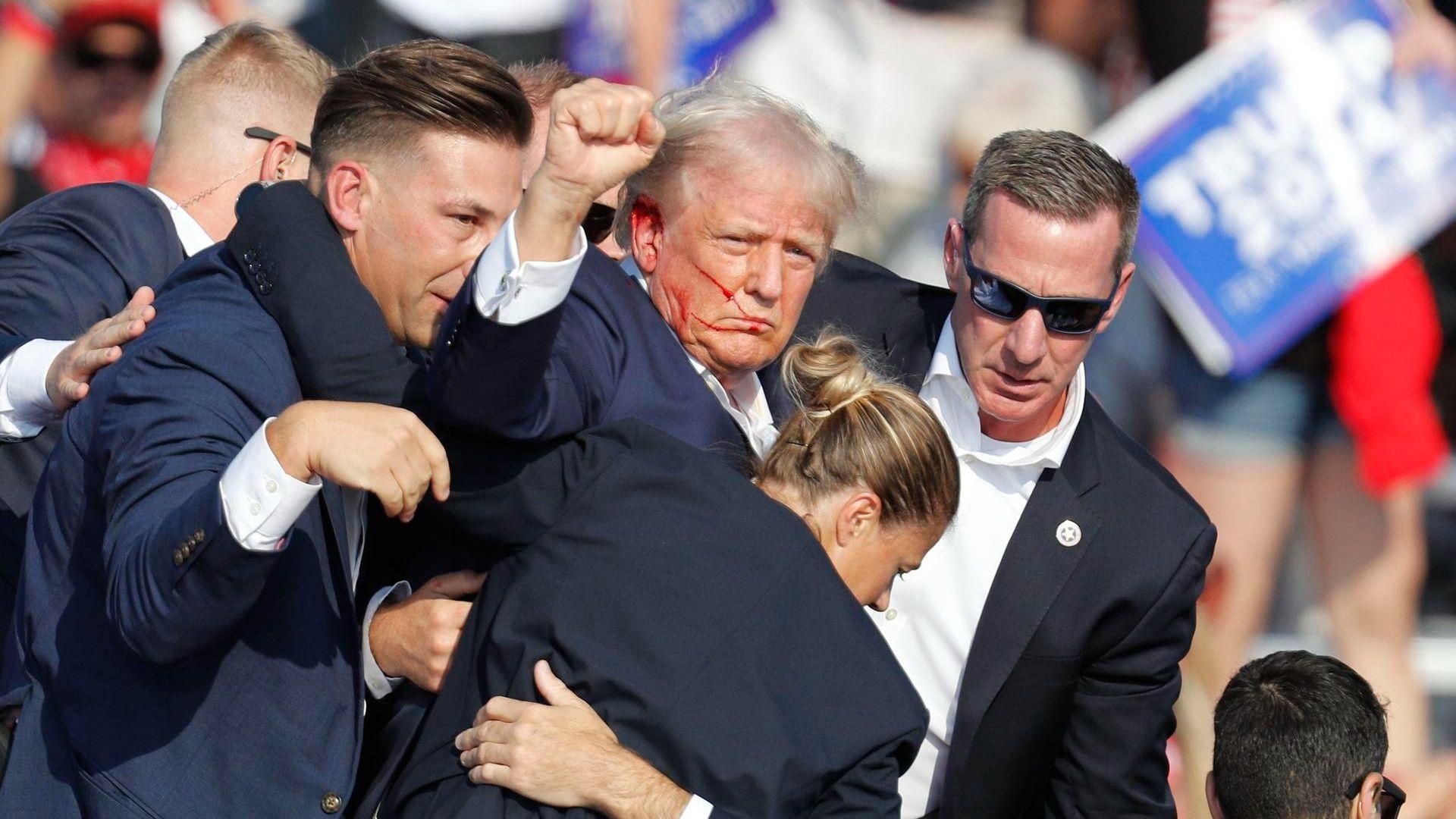 Donald Trump, herido en la oreja derecha tras un disparo en un mitin en Pensilvania.