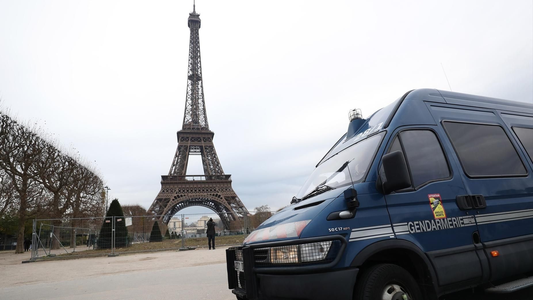 Dos detenidos por escalar la Torre Eiffel y saltar en paracaídas desde la cima