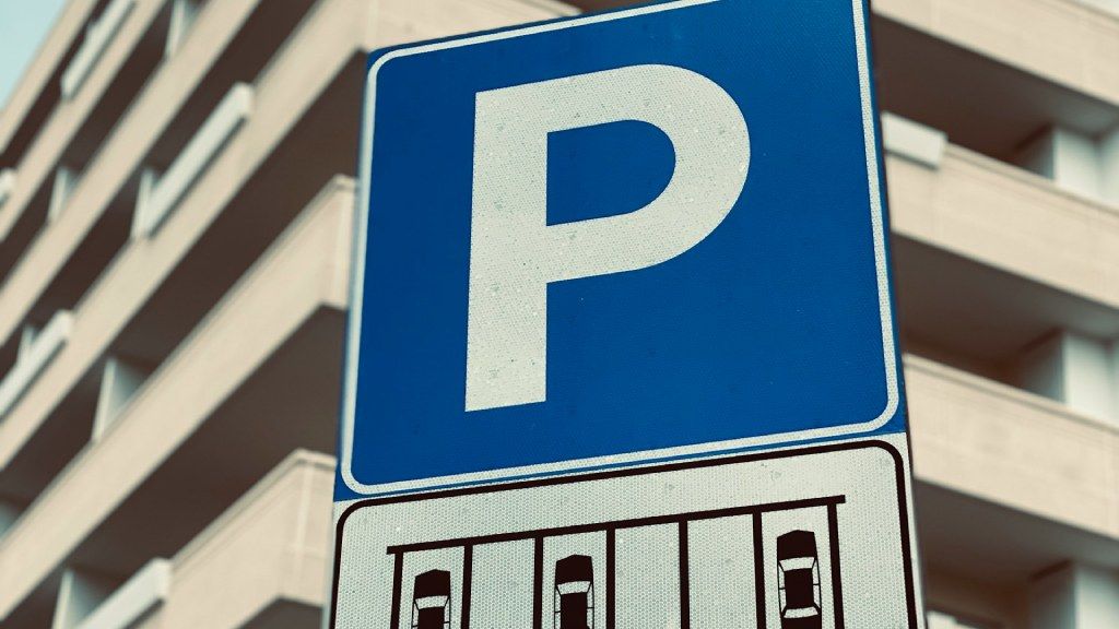 El aparcamiento en batería es una excepción a la norma de aparcar en línea