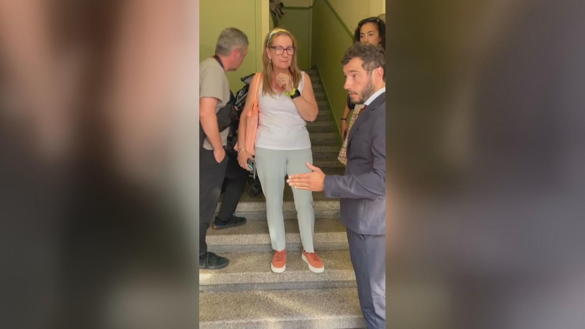 El letrado Xaime da Pena junto a la dueña del piso