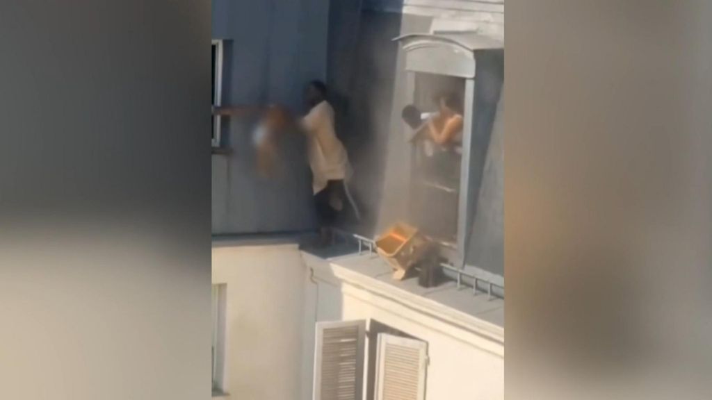 Fousseynou, el "héroe parisino" que ha rescatado de un incendio a una familia con un bebé y varios niños: "No lo pensé, tenía que salvarlos"