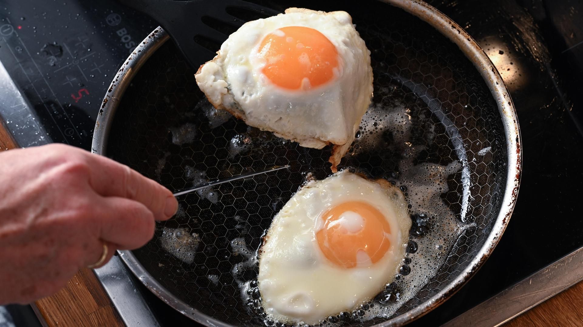 Freír huevos, un plato fácil a la vez que complicado