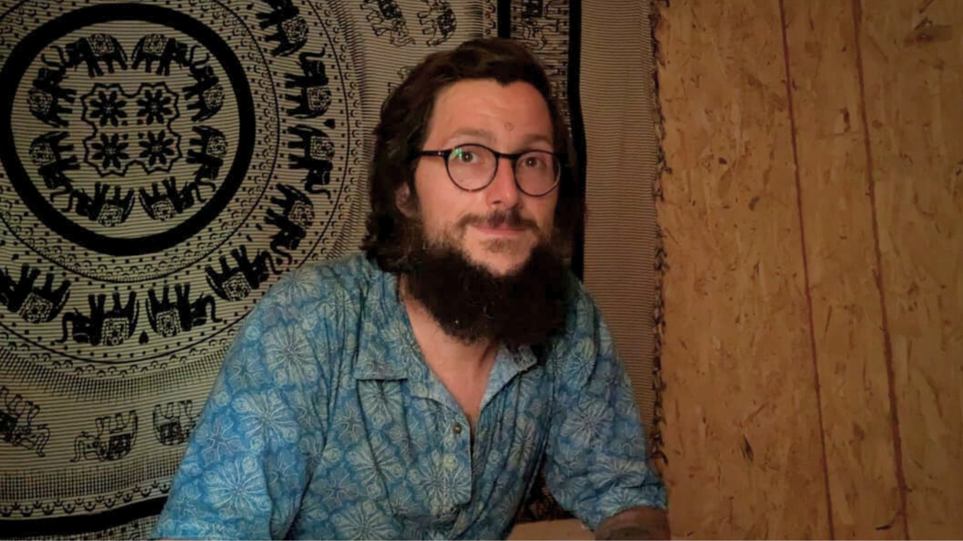 Haq, en el interior de la cabaña donde se realizan los retiros de oscuridad