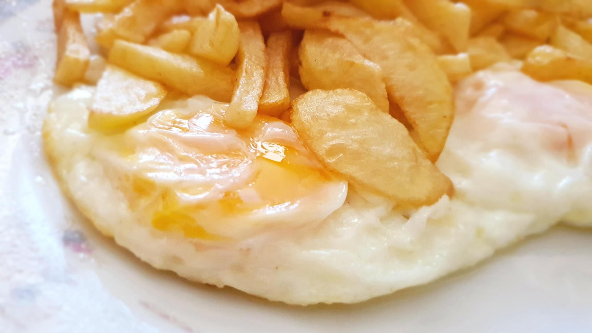 Huevos fritos con patatas, un auténtico manjar