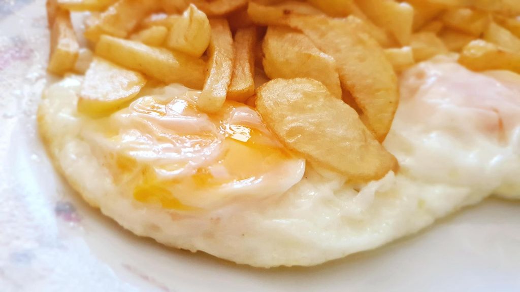Huevos fritos con patatas, un auténtico manjar