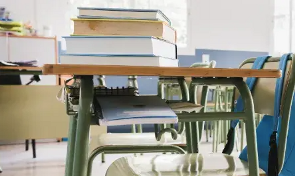 Imagen de archivo de un aula con libros