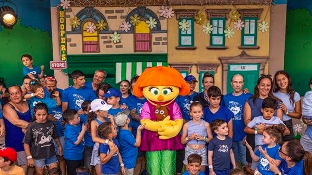 Julia, el personaje que representa a los niños con autismo en PortAventura