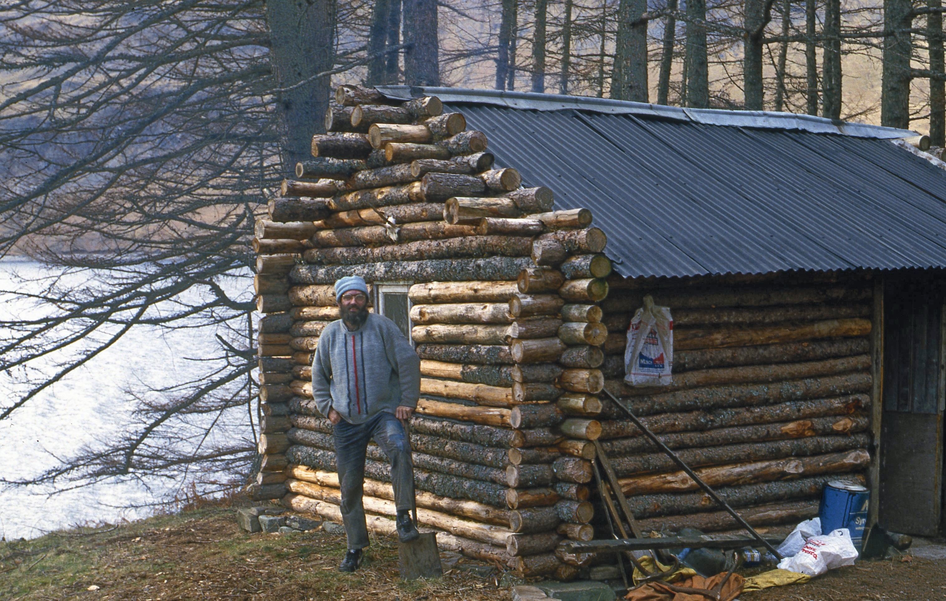 Ken Smith y su cabaña cuando comenzó su vida en soledad