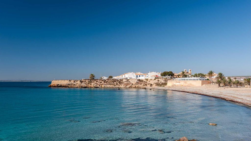 Los vecinos de Tabarca denuncian la falta de infraestructuras de la isla en verano por la avalancha de turistas
