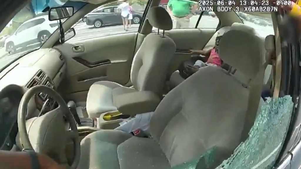 Rescatan a dos niños pequeños olvidados en un coche a 47ºC en un aparcamiento de EEUU