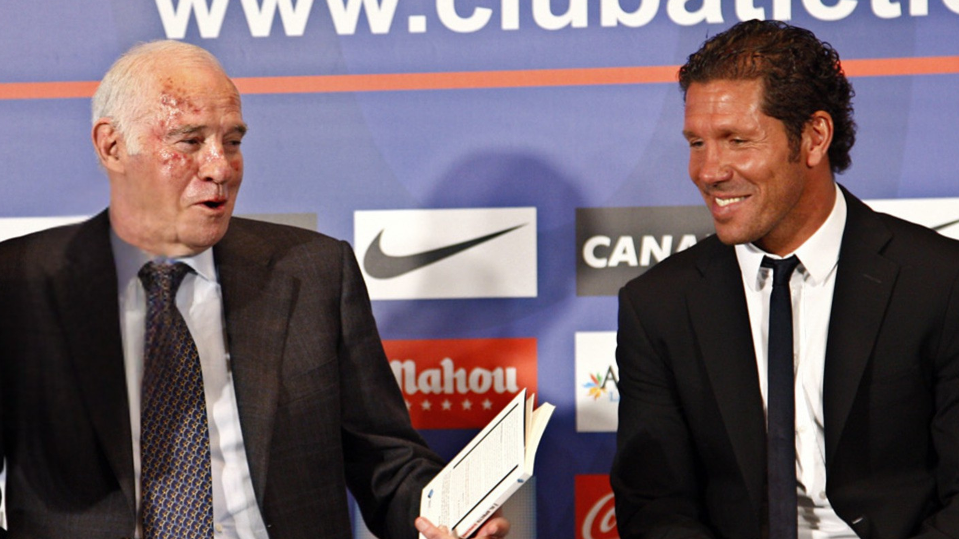 Luis Aragonés y Simeone, durante la presentación del libro del Cholo