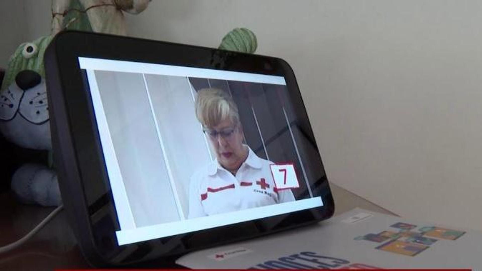 Mediaset España contra la soledad no deseada: los asistentes de Voces en Red acompañan a los mayores