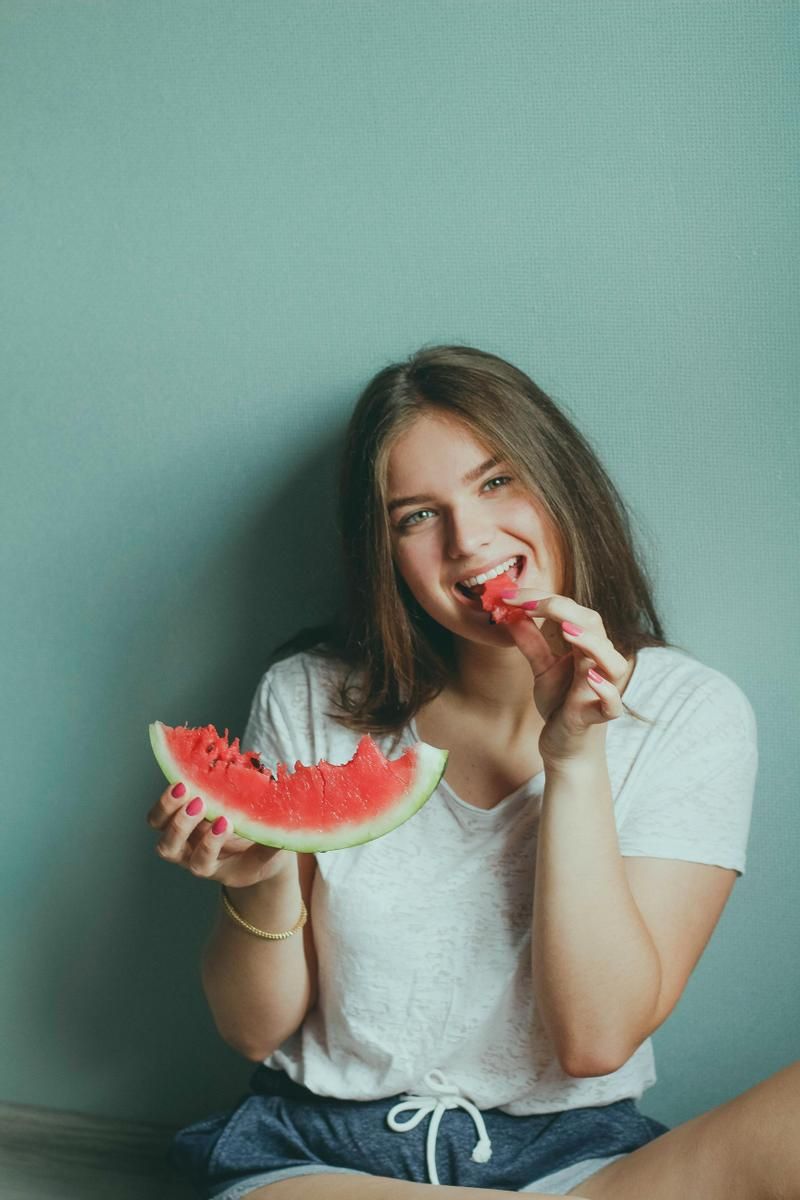 Mujer comiendo sandía