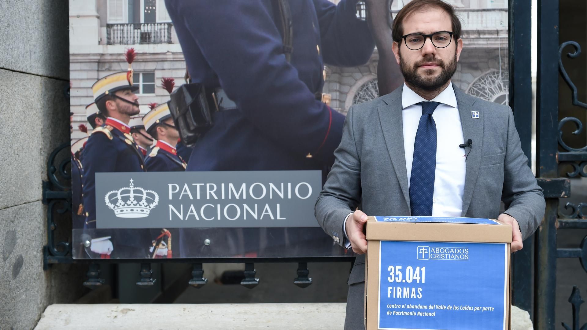 Norberto Domínguez, portavoz de Abogados Cristianos, entrega firmas exigiendo el mantenimiento del Valle de los Caídos