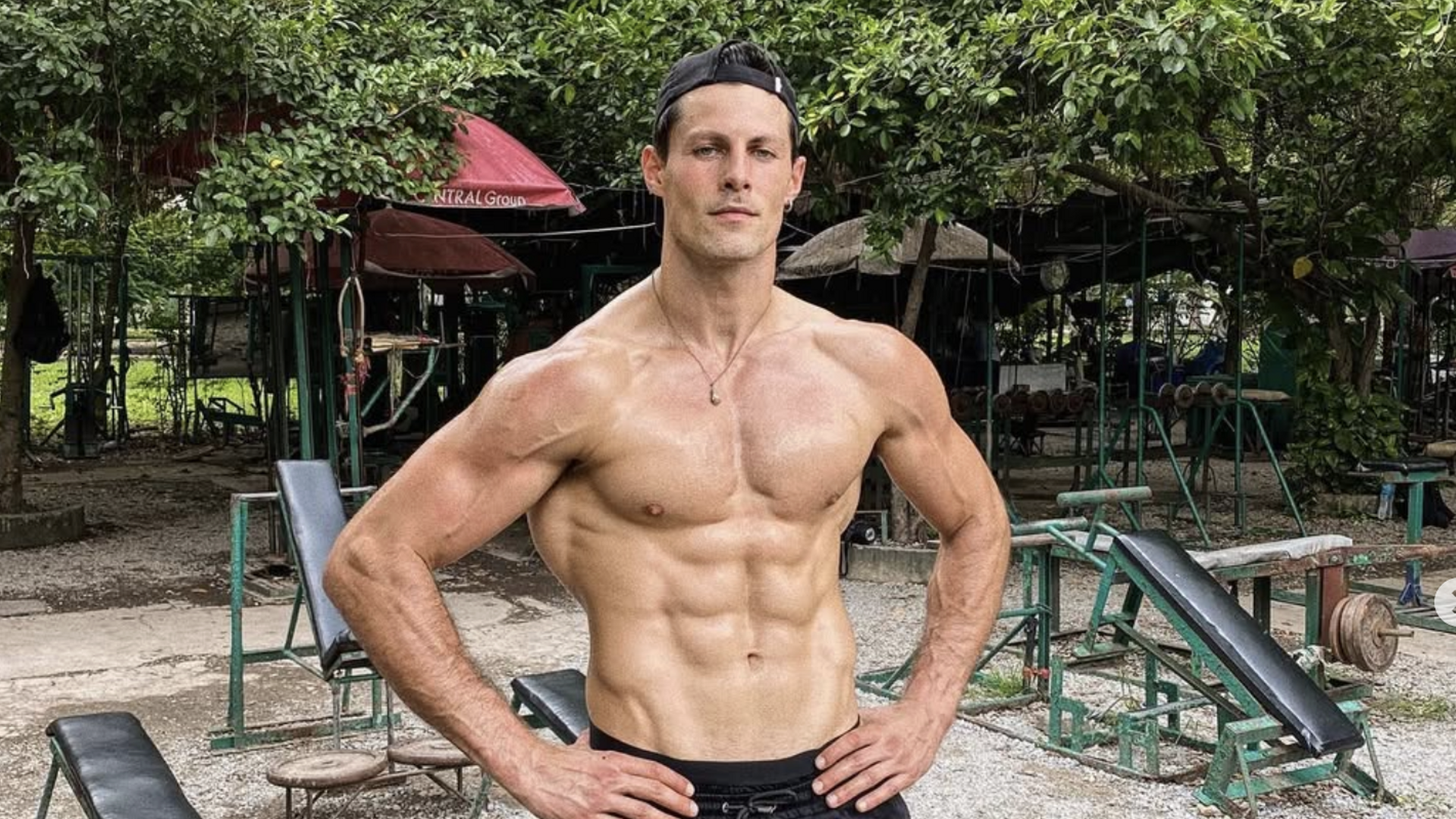 Oliver Buendía luce musculatura al aire libre en uno de sus viajes