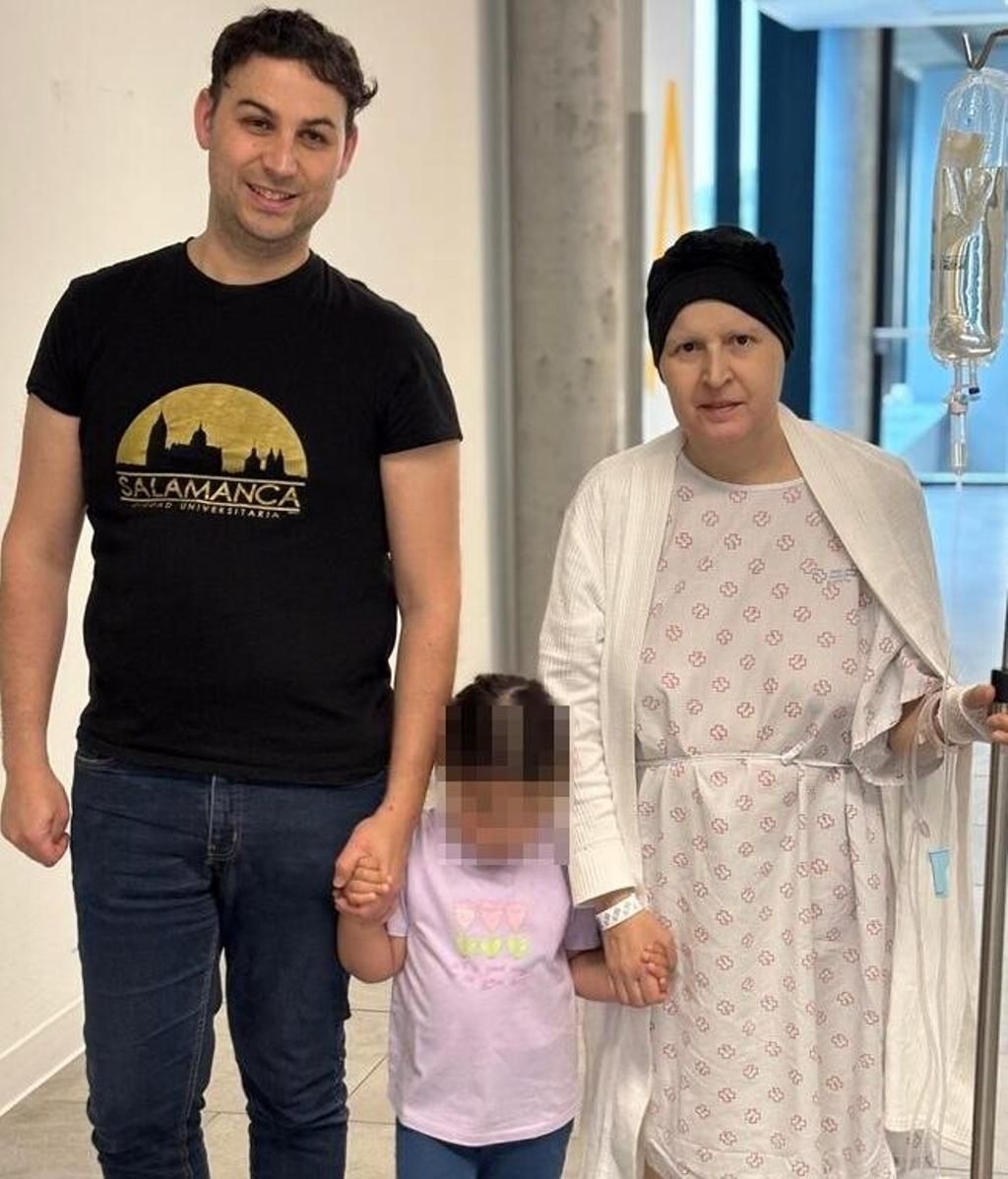 Pablo y Amaya junto a su hija en el hospital