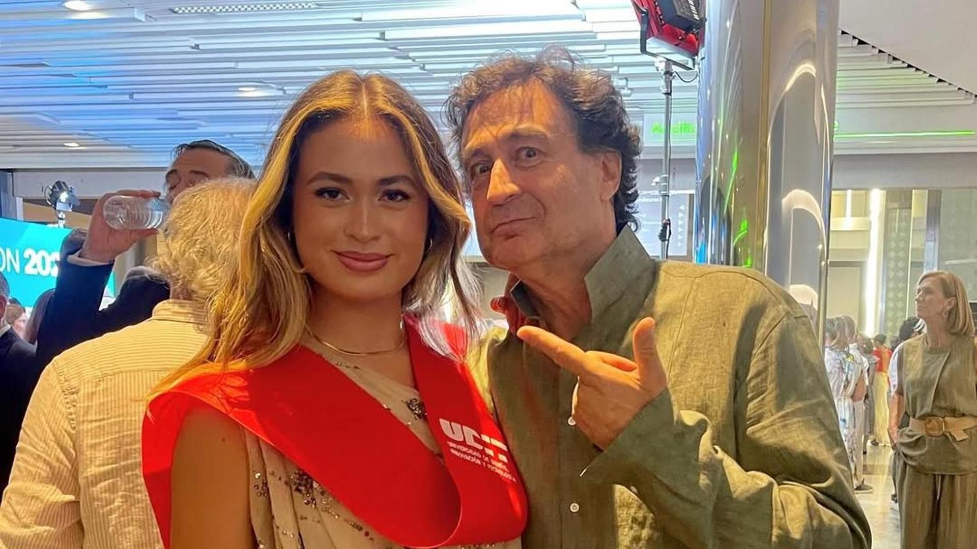 Pepe Rodríguez junto su hija, María Rodrígez, en su graduación