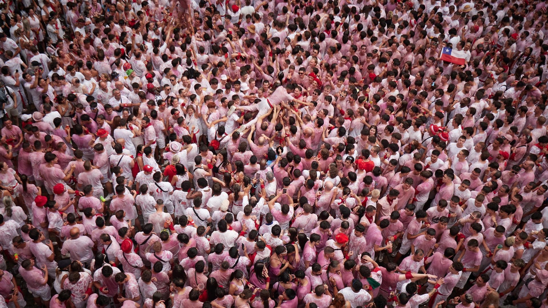 Plaza del Ayuntamiento durante el chupinazo de los Sanfermines 2025.