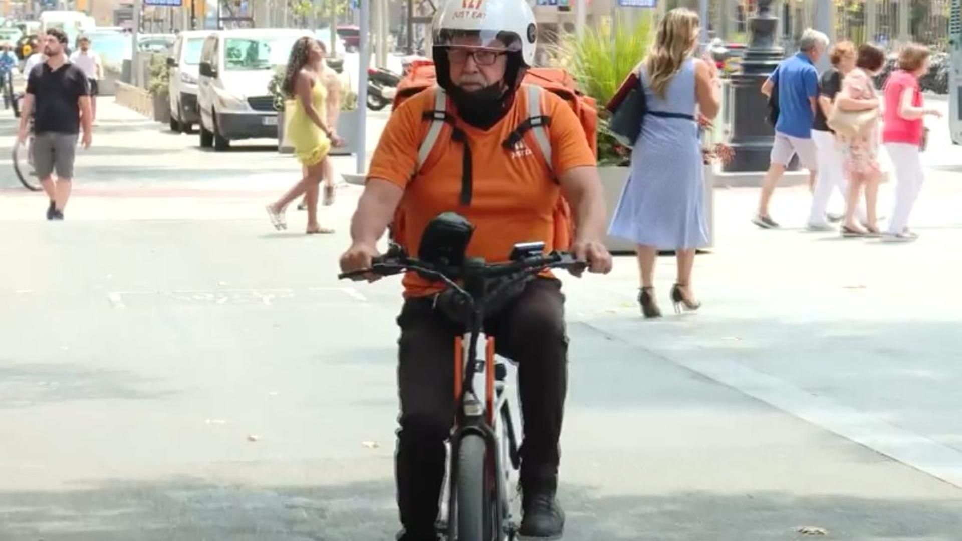 Rafael, 'rider' a sus 73 años, recorre 60 kilómetros al día en Barcelona: "Me encanta por el ejercicio"