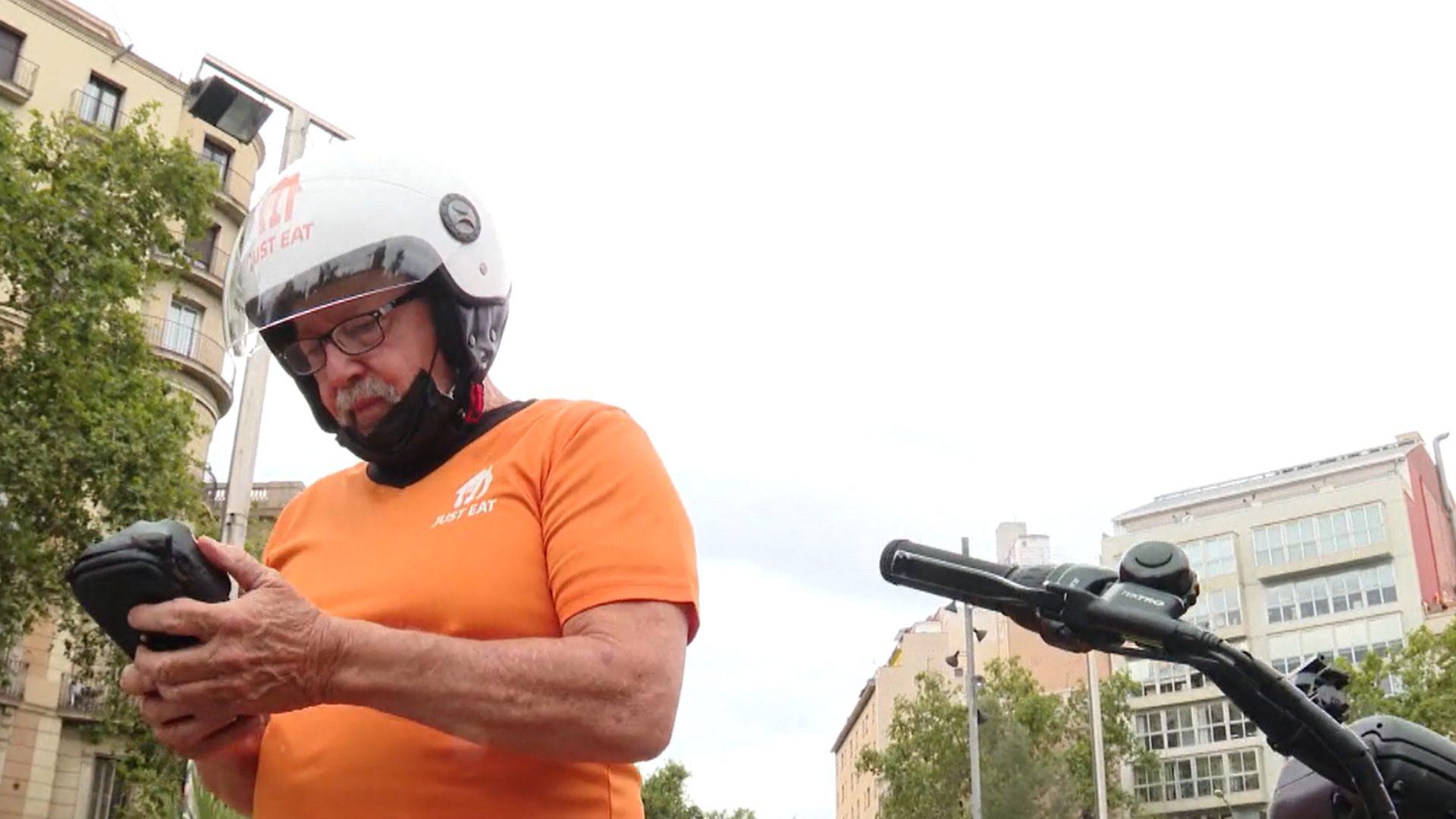 Rafael, un rider a los 73 años: cada día recorre 70 kilómetros con su bicicleta para entregar pedidos