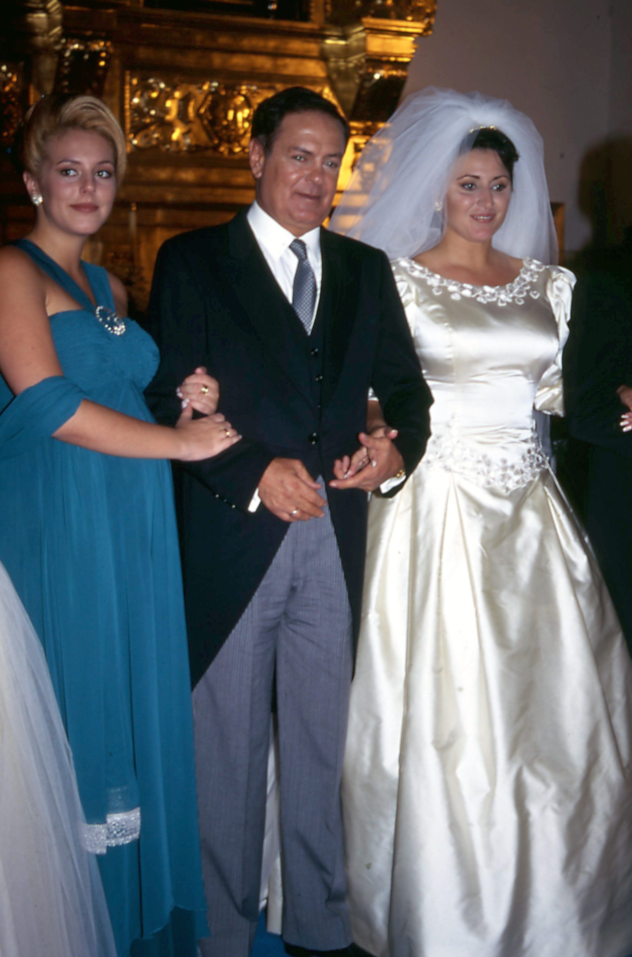 Raquel y Pedro, el día de su boda, junto a Rocío Carrasco