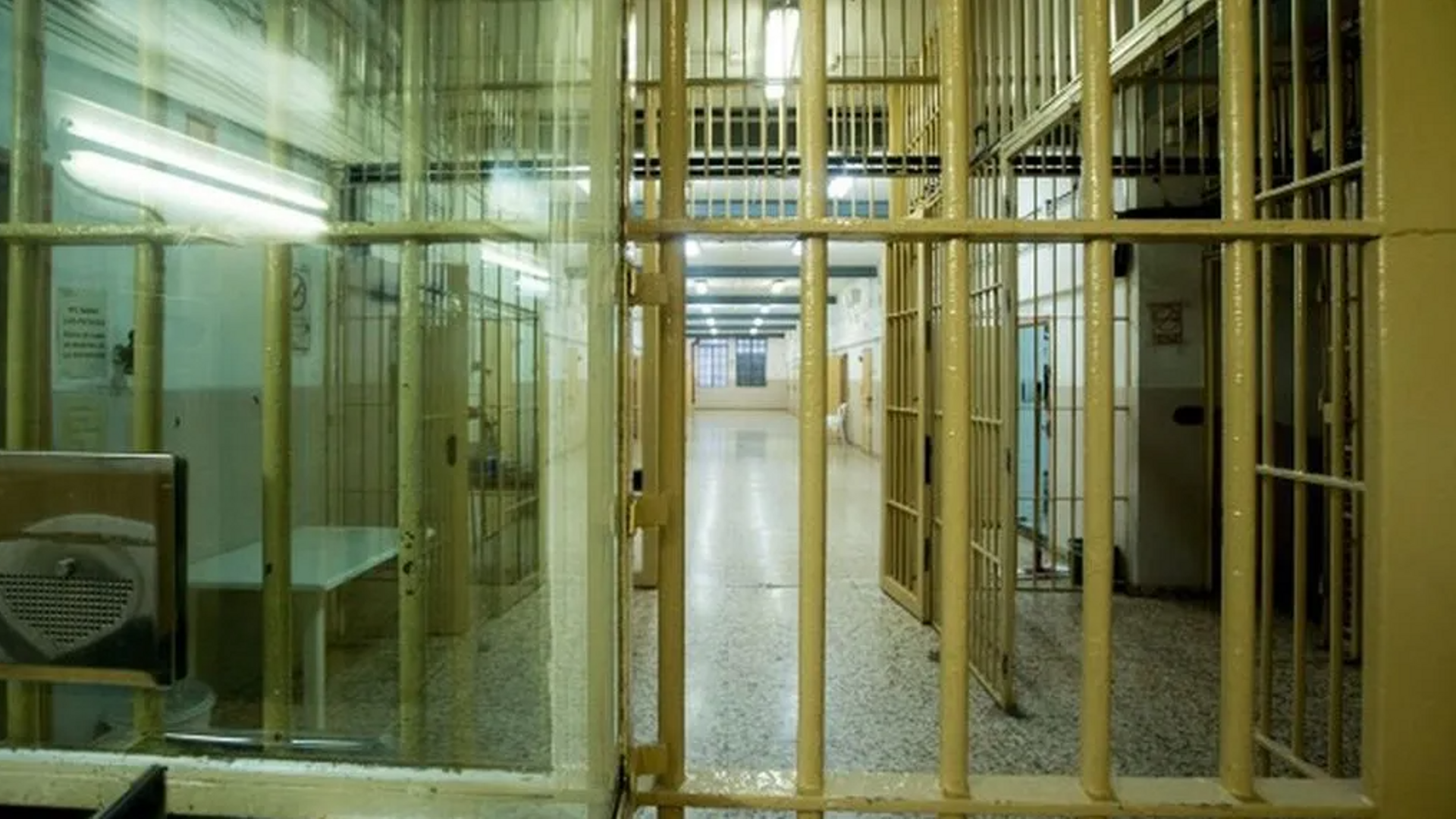 Tres reclusos auxilian a una psicóloga mientras estaba siendo agredida sexualmente por otro interno en la cárcel de Sevilla II Tres reclusos auxilian a una psicóloga mientras estaba siendo agredida sexualmente por otro interno en la cárcel de Sevilla II