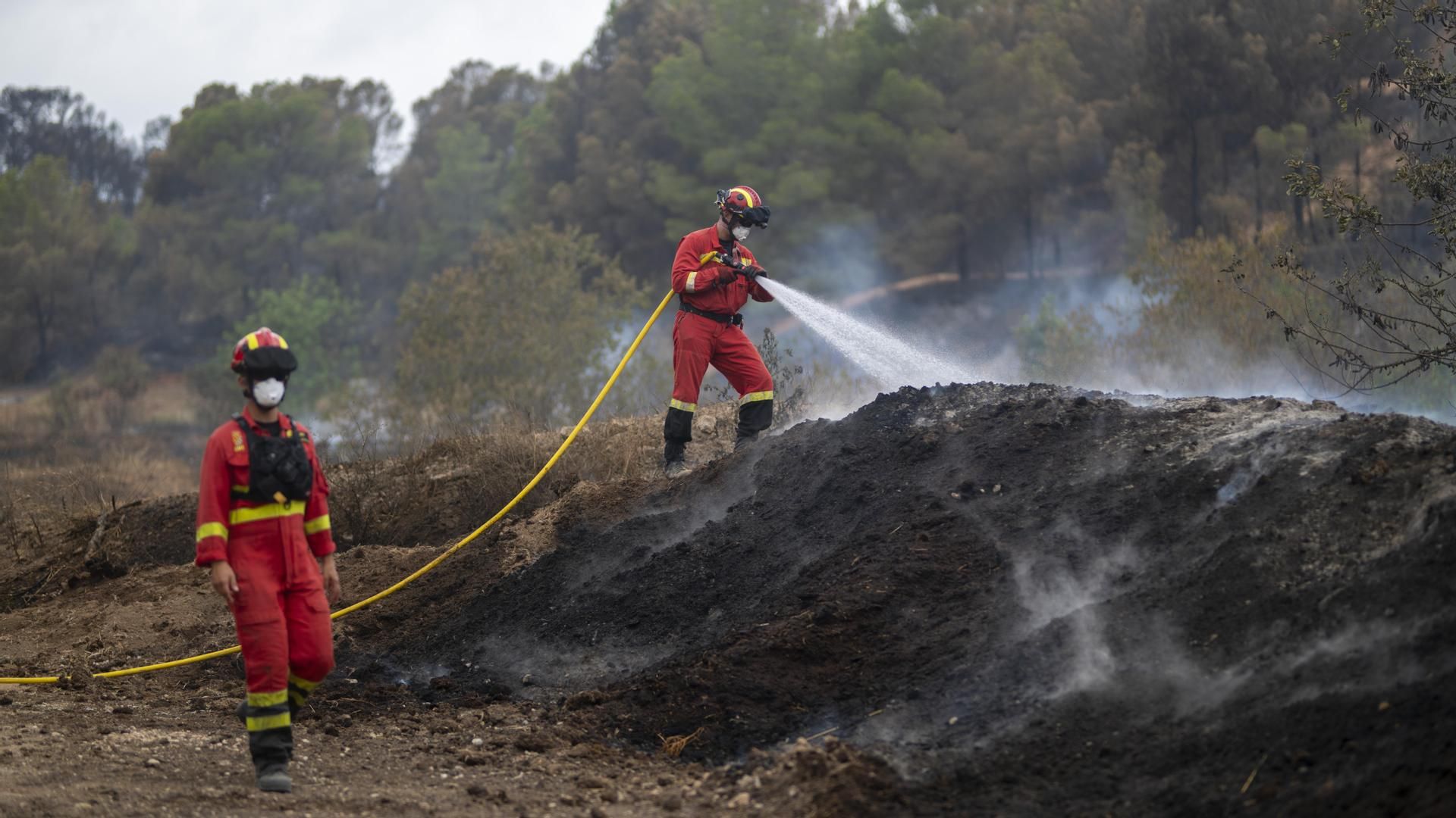 Un bombero ha muerto al caerse por un barranco en las labores de extinción del incendio de Tarragona