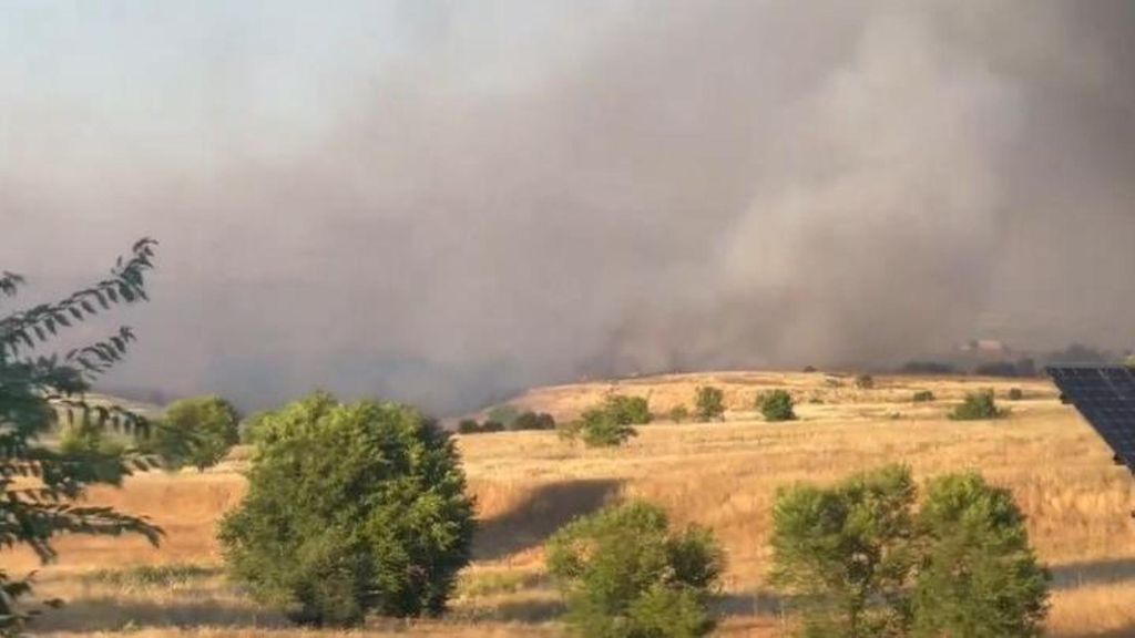 Un incendio de pasto provoca una gran columna de humo cerca de la M-40, entre Barajas y Coslada