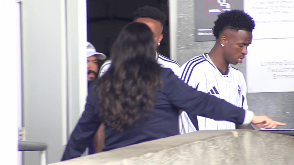 Vinicius intentó eludir a la prensa tras la derrota pero la seguridad de la FIFA lo evitó
