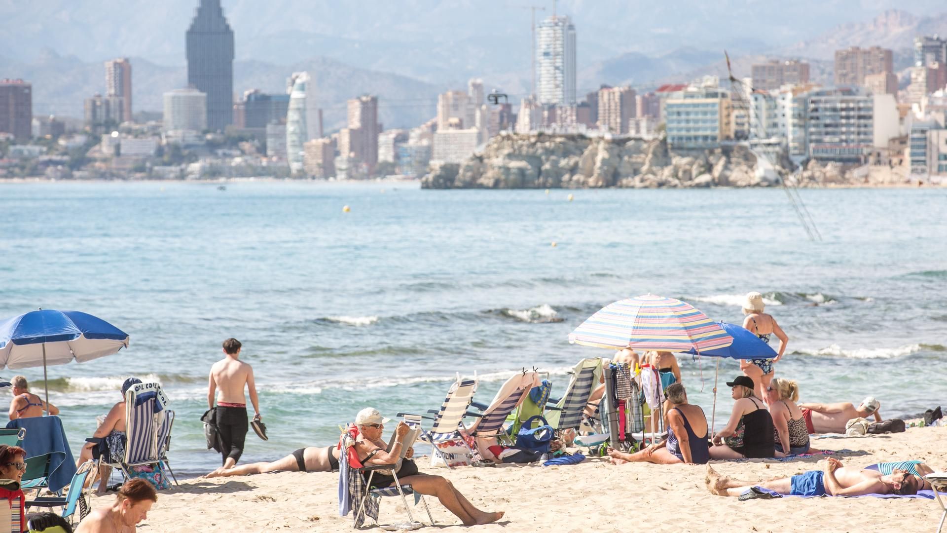 Distintas personas en una playa de Benidorm