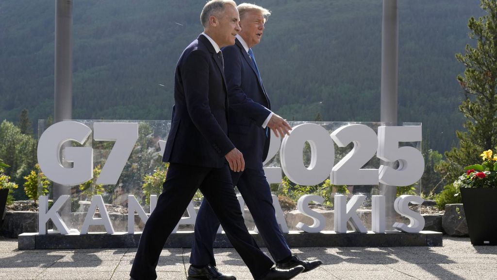 El primer ministro canadiense, Mark Carney (i), y el presidente de EEUU, Donald Trump (d), durante la cumbre del G7 en Kananaskis, Canadá