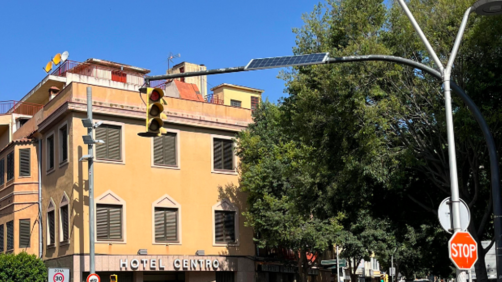 El semáforo pionero, alimentado con energía solar en Sant Feliu