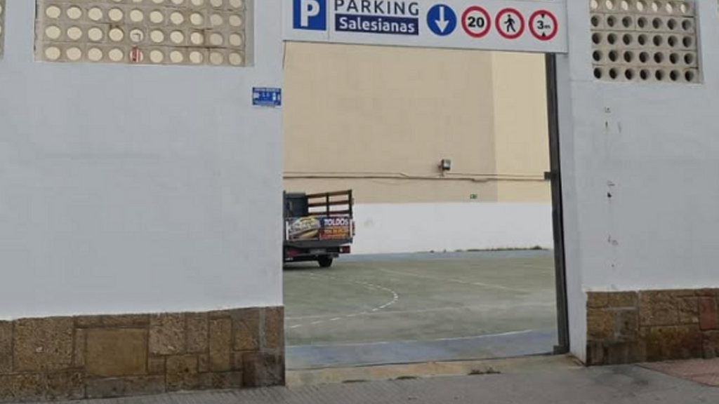 Entrada al patio del colegio Salesianas convertido en aparcamiento de pago