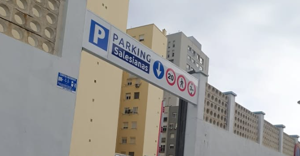Fachada del colegio convertido en aparcamiento