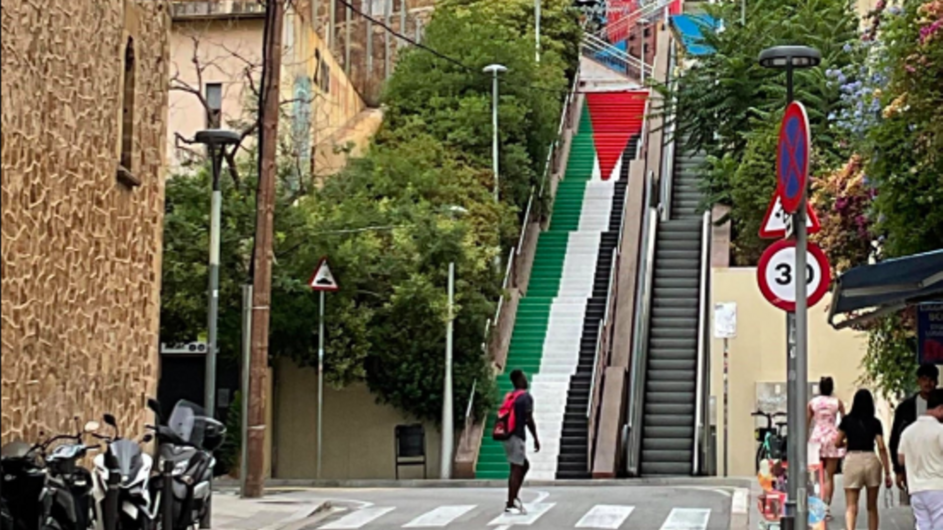 Las escaleras con la pintada de Palestina