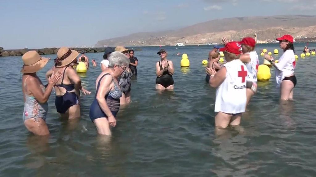 Las personas mayores vuelven a disfrutar de la playa gracias a una iniciativa de Cruz Roja de Almería