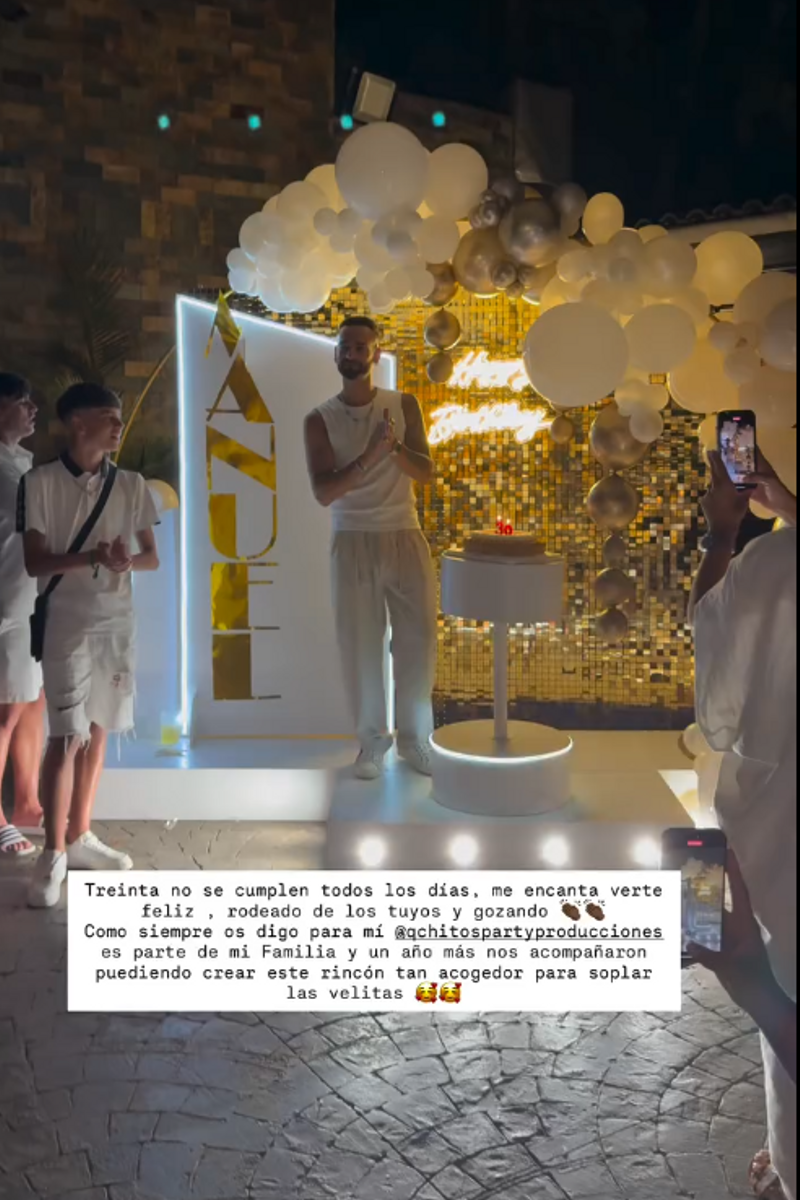 Manuel Cortés, soplando las velas de su cumpleaños