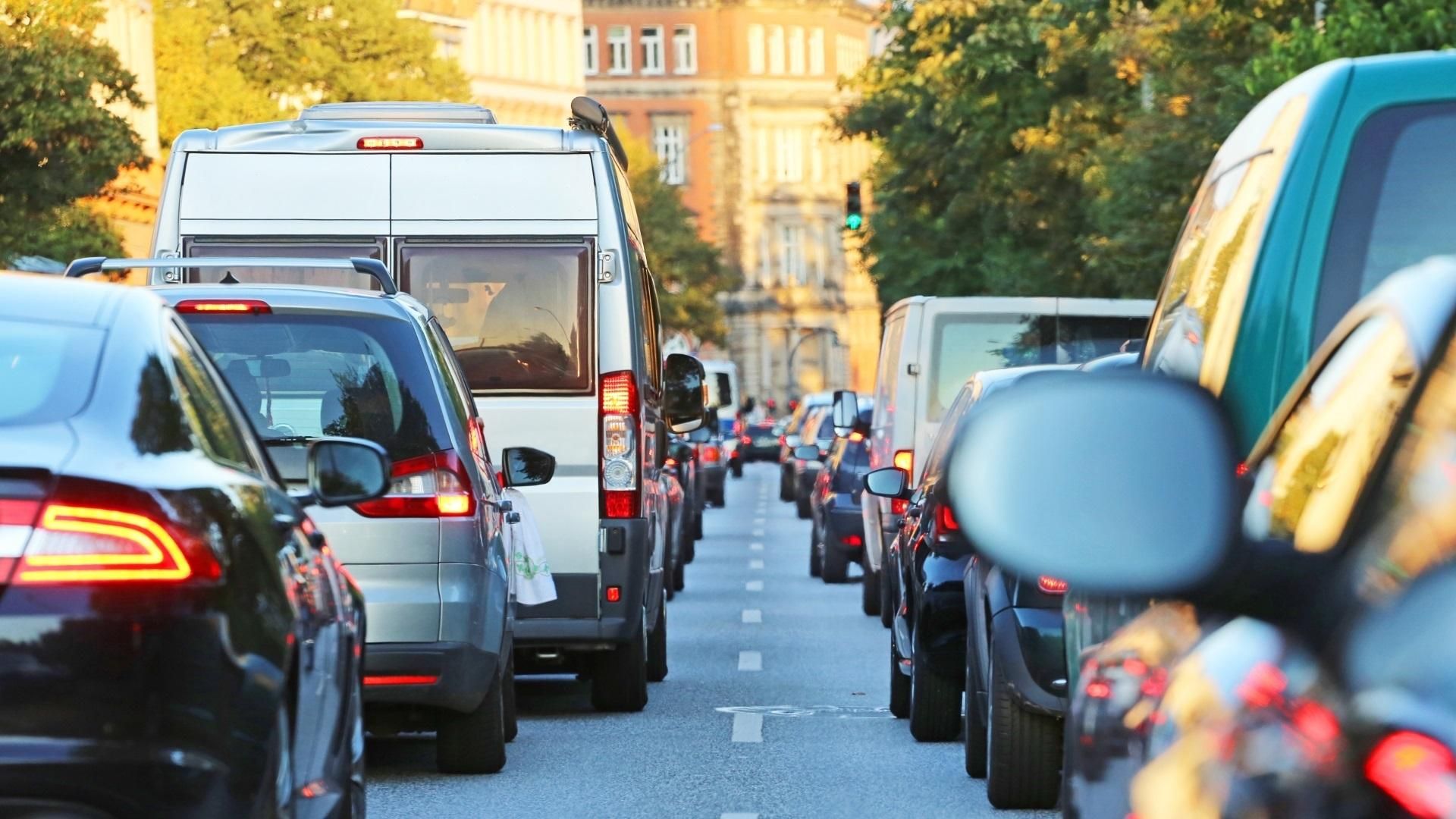 Numerosos coches en un atasco