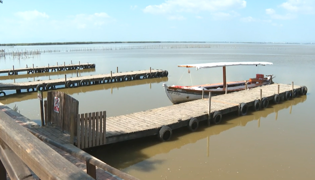 Polémica por la apertura de compuertas de l'Albufera de Valencia: el agua de las playas se tiñe de marrón Polémica por la apertura de compuertas de l'Albufera de Valencia: el agua de las playas se tiñe de marrón