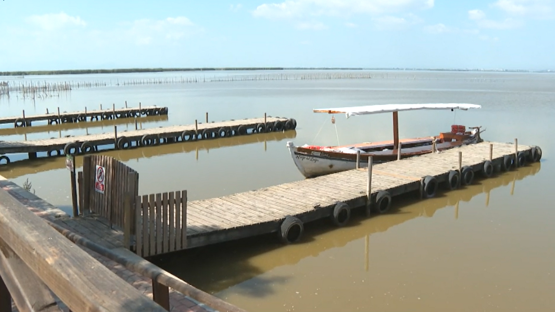 Polémica por la apertura de compuertas de l'Albufera de Valencia: el agua de las playas se tiñe de marrón