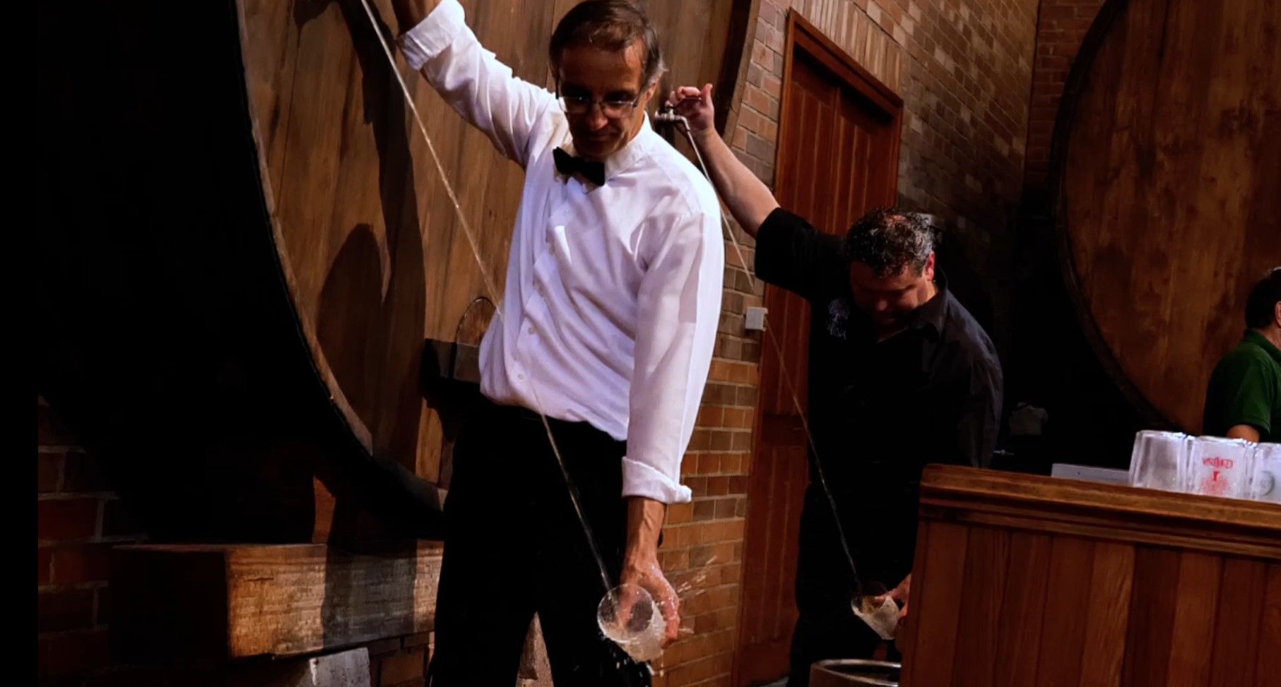 Profesionales del escanciado de la sidra asturiana